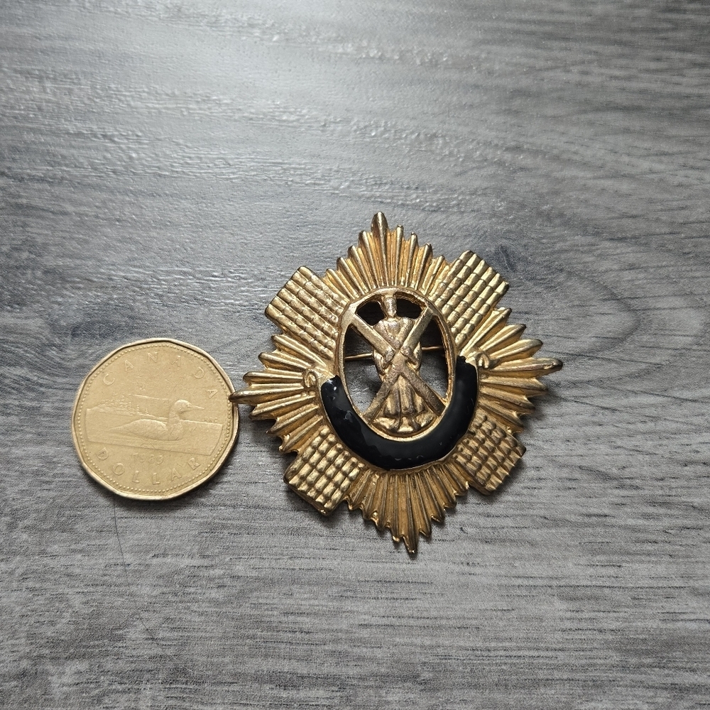 Gold and Black Decorative Brooch - Picture 4 of 5